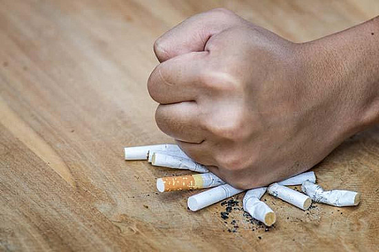 Quitting smoking in middle age can reduce dementia risk featured image