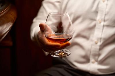 For better sleep, nix nightcaps featured image