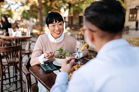 What are some tips for eating healthier when we eat out? featured image