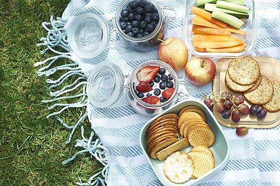 Is it healthier to graze throughout the day or eat three meals? featured image