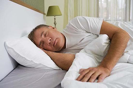 Can alcohol before bed help you sleep? featured image