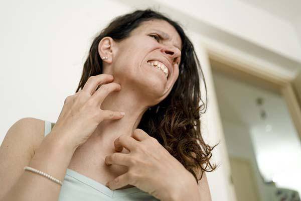What causes a red rash on the neck that stings and itches?