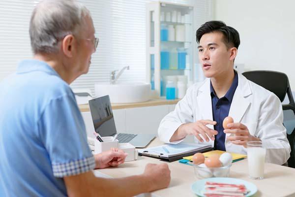 Can diet changes help manage gallstones to avoid gallbladder surgery?