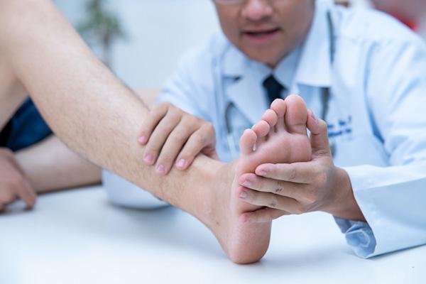 Can long-term statin use cause foot neuropathy?