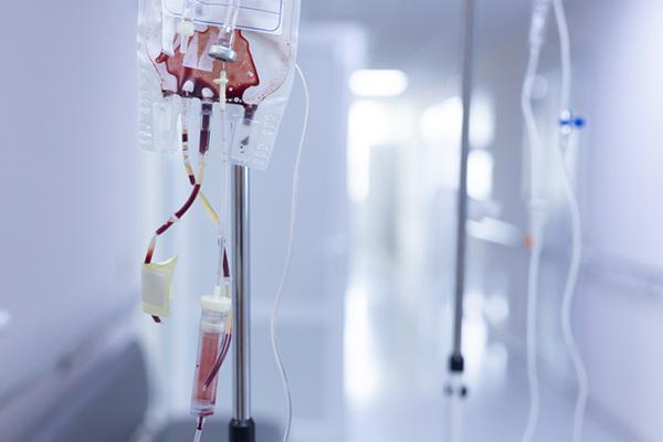 What are the risks of an Rh mismatch in a transfusion?