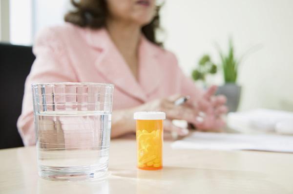 Why can stopping Paxil cause difficult symptoms?