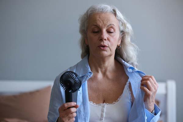 Does having children affect menopause symptoms?