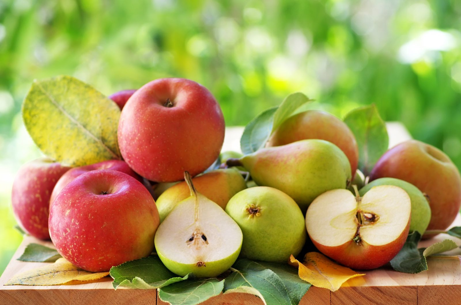 Eating apples and pear may help low blood pressure