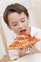 Boy-eating-pizza