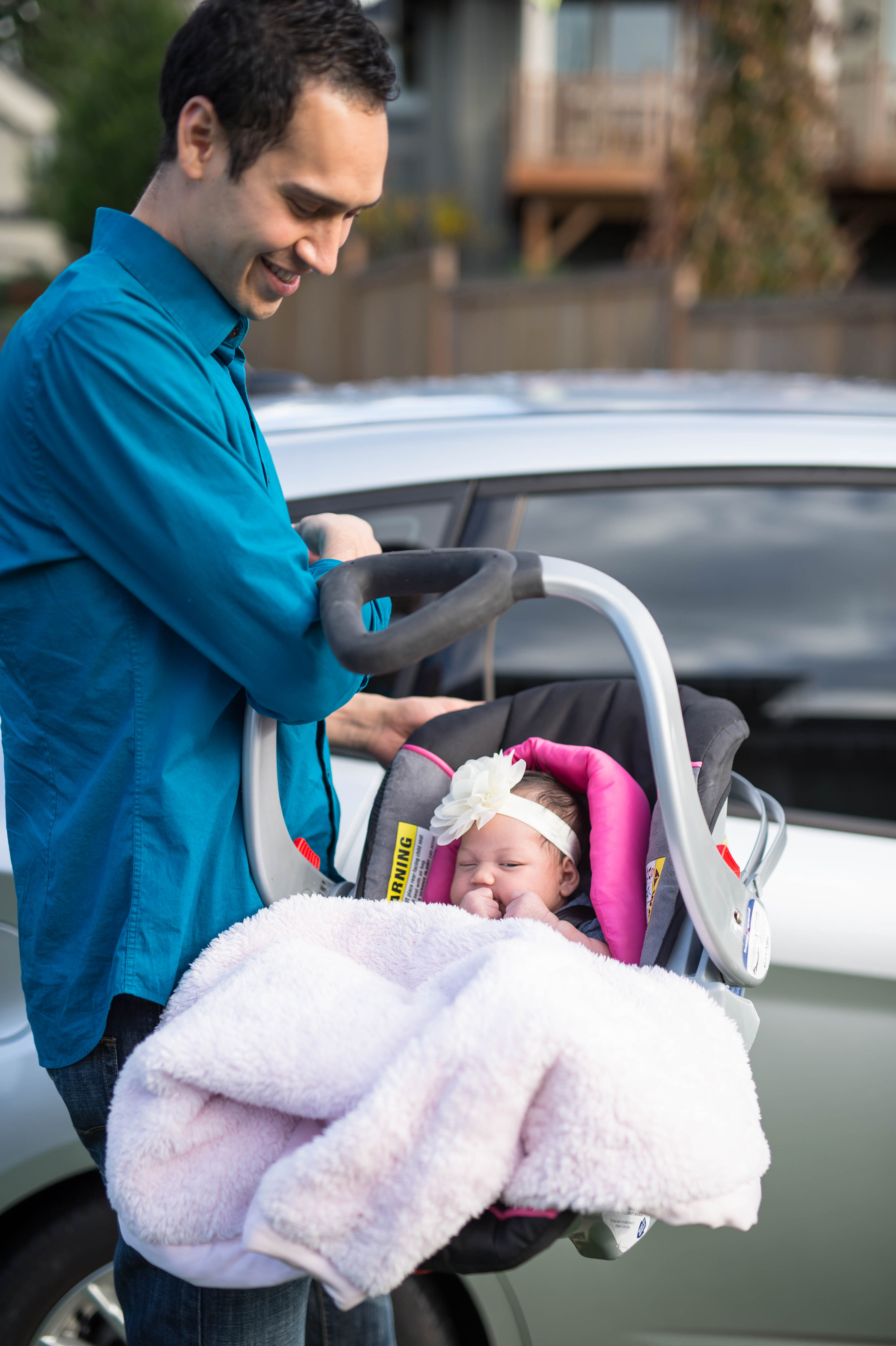 How to put outlet infant in car seat