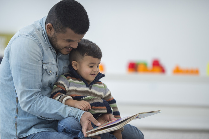 Which is better for reading to your toddler: Print or ebooks?